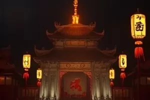 深夜放映厅里的观众席与亮起的大银幕，画面中央是片头倒计时