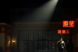 半城烟火录剧照：老街拆迁前亮着灯的窗口与晾衣绳