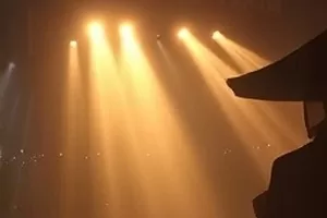 彩排人生剧照：空荡剧场里演员席地而坐的排练现场