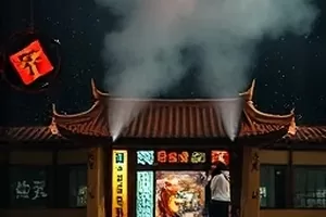 雨季放映厅剧照：雨幕中的户外放映幕布与空椅子