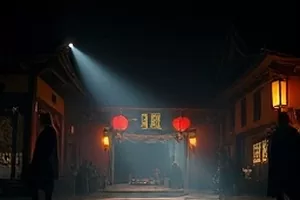 长夜灯行剧照：夜班巡线员走过一排亮着的路灯