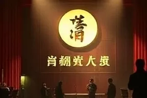第七码头剧照：货轮靠岸时码头上的集装箱与灯光